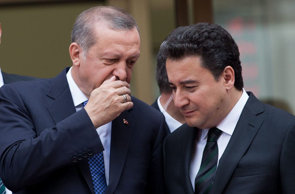 Präsident Erdogan (links) mit seinem ehemaligen Wirtschaftsminister Babacan. Foto: dpa