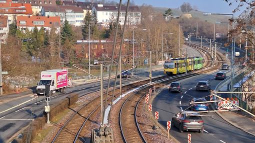 Die Löwentorbrücke in der Heilbronner Straße ist in beiden Richtungen wieder zweispurig befahrbar. Allerdings gilt weiter Tempo 30 für den Kfz- und Stadtbahnverkehr. Foto: Uli Nagel