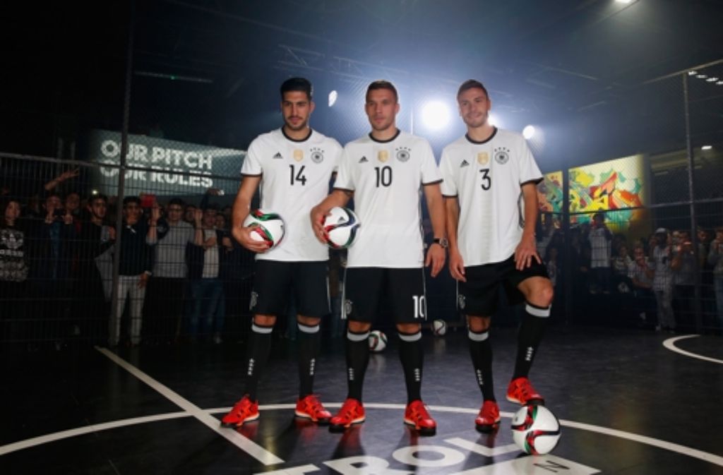 Die Fußballnationalspieler Emre Can (links), Lukas Podolski (Mitte) und Jonas Hector (rechts) posieren bei der Trikot-Präsentation des DFB-Ausrüsters Adidas im neuen Trikots der deutschen Nationalmannschaft für die EM 2016 in Frankreich.