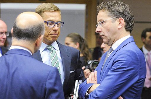 Der finnische Finanzminister Alexander Stubb (Mitte) spricht mit seinem holländischen Kollegen und Eurogruppenchef Jeroen Dijsselbloem (rechts). Foto: dpa