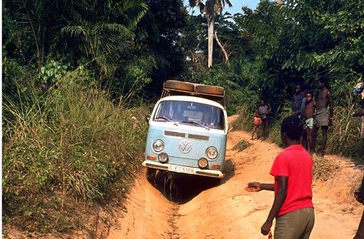 Auf ihrer ersten Reise nach Uganda ließen sich die Heisigs 1982 auch nicht von  schlechten Straßen abhalten. Heute fliegen sie lieber.  Auf ihrer Reise nach Uganda ließen sich die Heisigs 1982 auch nicht von schlechten Straßen abhalten. Heute fliegen sie lieber. Foto: privat/Rüdiger O