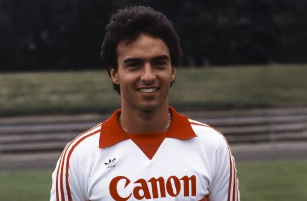 Hansi Müller und der VfB Stuttgart. Eine Verbindung, die bereits im Jahr 1975 begann. Zuvor hatte der Stuttgarter in der Jugend für den SV Rot gespielt. Hier ist Hansi Müller im Trikot der Saison 1980/1981 zu sehen.