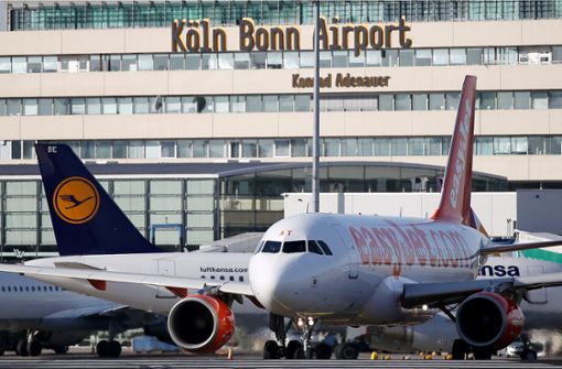 Wegen eines Lochs in einer Landebahn ist der Flughafen Köln-Bonn blockiert gewesen. Foto: dpa