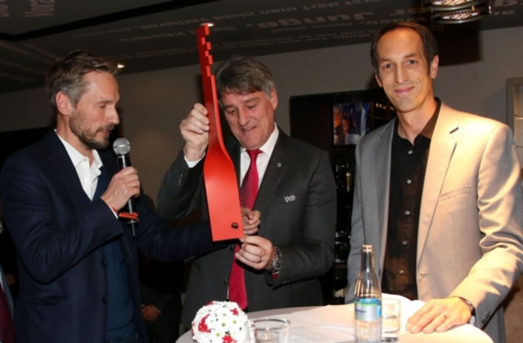 VfB-Präsident Bernd Wahler (Mitte) bekommt den obligatorischen Schlüssel für das Nachwuchsleistungszentrum.