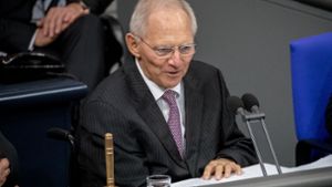 Für eine Übergangszeit arbeitet der Bundestag nur mit wenigen Ausschüssen. Bundestagspräsident Wolfgang Schäuble eröffnet die Sitzung am Dienstag. Foto: dpa