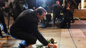 Der schwedische Ministerpräsident Stefan Löfven legt Blumen am Tatort nieder. Foto: AFP