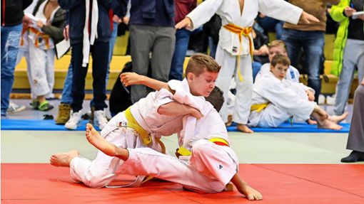 Der Fellbacher Judoka Niklas Klumpp (links) muss sich gegen  Jakob Grün (SV Winnenden) geschlagen geben. Foto: /Günter Schmid