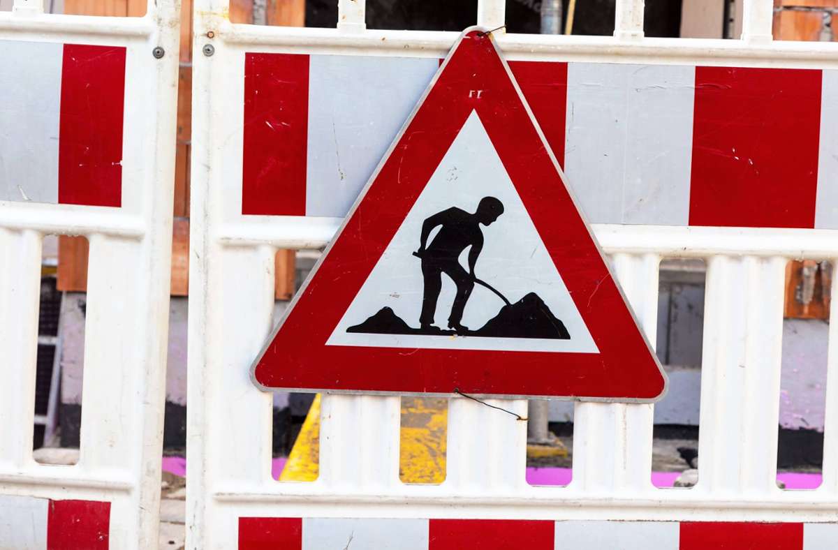 Jetzt haben die Bauarbeiter das Sagen (Symbolbild): Die Karl-Kloß-Straße braucht in Heslach einen neuen Belag. Foto: imago/McPHOTO/imago stock&people