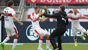 Unbändiger Jubel beim VfB Stuttgart: Siegtorschütze Florian Klein (Mitte) und Trainer Hannes Wolf nach dem 3:2. Foto: dpa