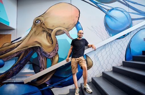 Künstler Jeroo vor seiner Graffiti-Kraken-Kunst an der S-Bahnhaltestelle Sommerrain in Bad Cannstatt. Foto: Deutsche Bahn/Michael Schulz