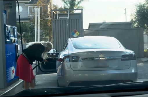 Echt oder fake? Frau sucht am Tesla den Tankdeckel. Foto: Youtube/Automedia