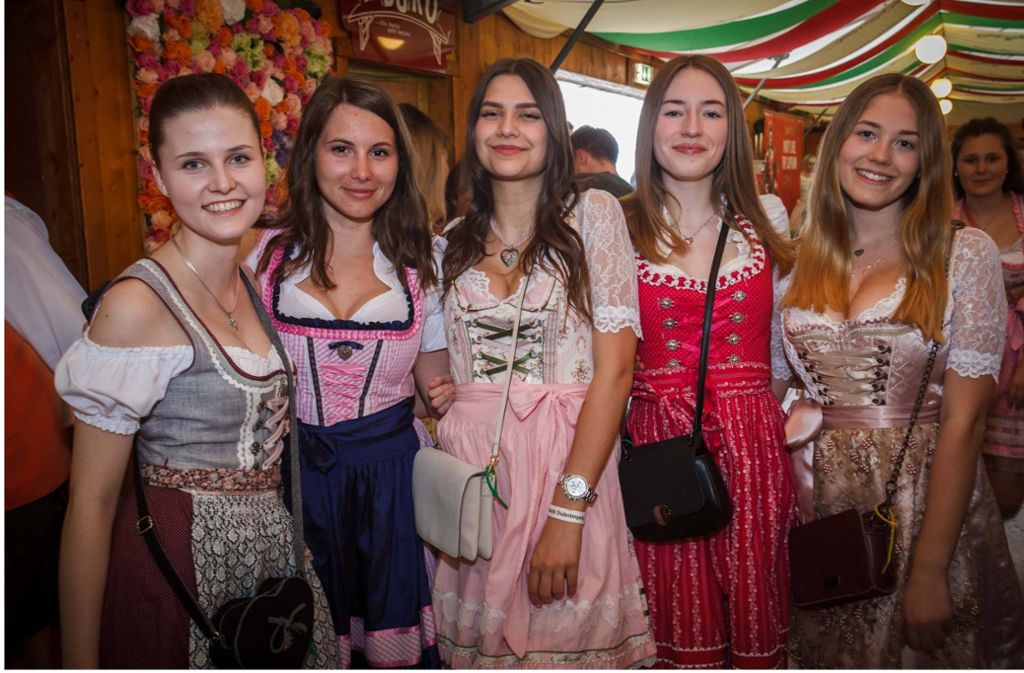 Parystimmung beim Stuttgarter Frühlingsfest: Zahlreiche Besucher strömten zum Wasenwirt-Wahnsinn.