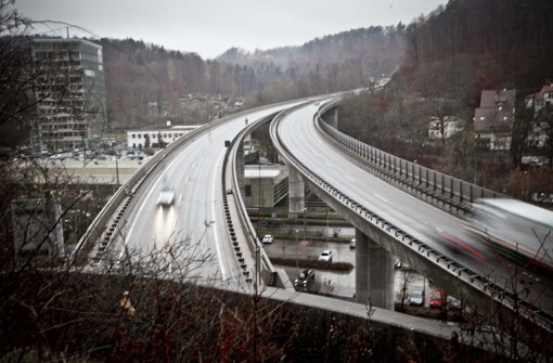 Tatort Bundesstraße 14, überm Viereichenhau-Tunnel: Die jungen Steinewerfer wurden schnell gefasst – doch für die betroffenen Autofahrer ist der Ärger noch nicht vorüber. Foto: Peter Petsch