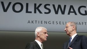 Die VW-Aktionäre haben den Vorstand des Konzerns entlastet, darunter Matthias Müller (l) und Hans Dieter Pötsch. Foto: AP