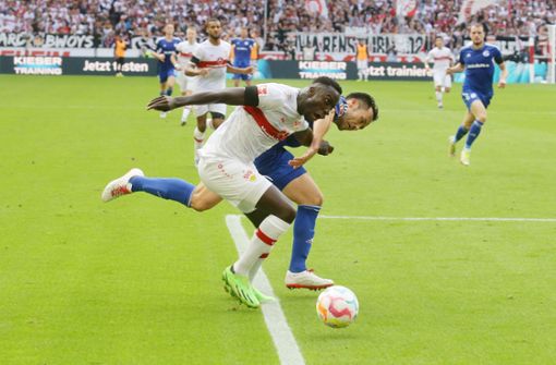 Kopf-an-Kopf-Rennen: Silas Katompa (links) vom VfB Stuttgart und der Schalker Maya Yoshida kämpfen um den Ball. Foto: Baumann/Hansjürgen Britsch