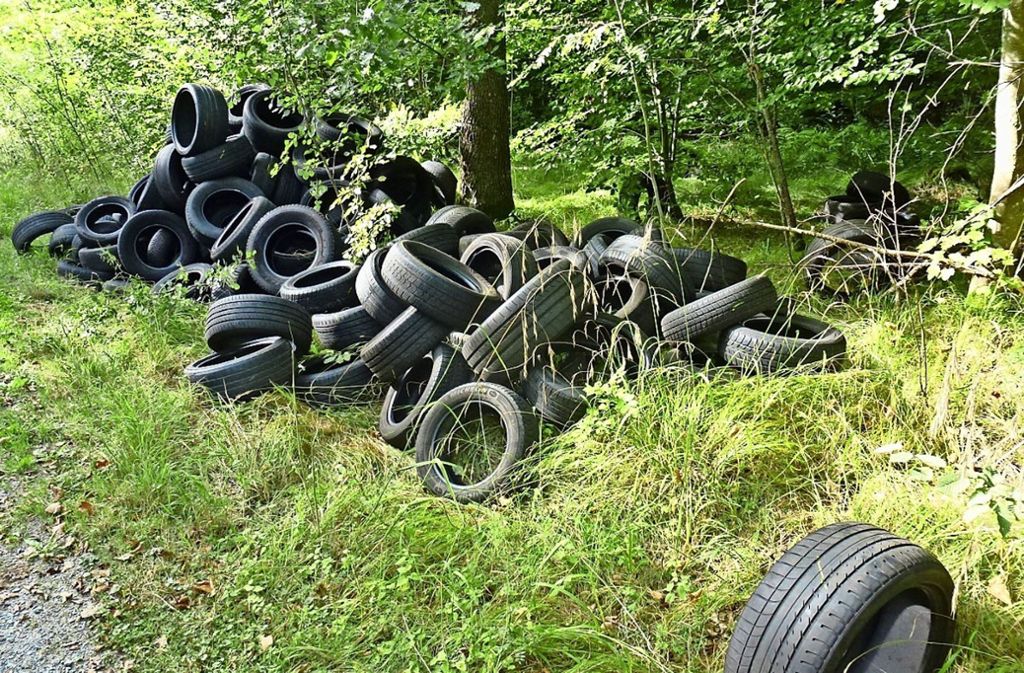 Naturpark Schonbuch 200 Altreifen Im Wald Entsorgt Boblingen