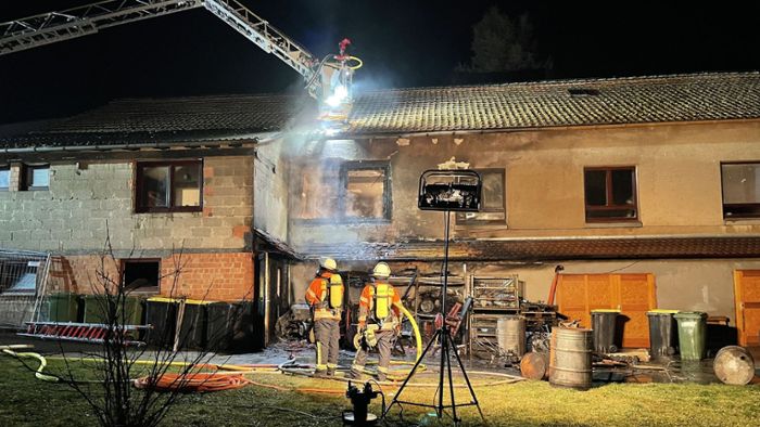 Traktor-Brand greift auf Haus über – hoher Schaden