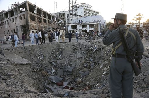 In Kabul hat es einen Bombenanschlag gegeben, womit die Debatte um einen Abschiebe-Stopp nach Afghanistan wieder an Fahrt gewonnen hat. Foto: AP