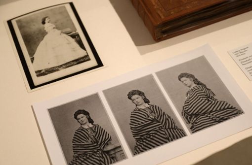 Fotografien aus einem Album der österreichischen Kaiserin „Sisi“ zeigt sie in einem nordafrikanischen Kapuzenmantel. Foto: dpa/Oliver Berg