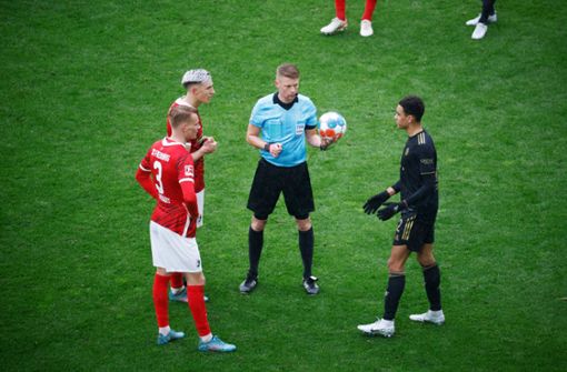 Schiedsrichter Christian Dingert (2. von rechts) spricht mit Freiburger und Münchner Spielern im Europa-Park Stadion. In dem Spiel war der  FC Bayern für rund 20 Sekunden mit einem Spieler zu viel auf dem Spielfeld gestanden. (Archivbild) Foto: dpa/Philipp von Ditfurth