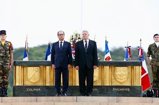 Gemeinsames Gedenken: Frankreichs Präsident François Hollande (Mitte links) und Bundespräsident Joachim Gauck (Mitte rechts) am Sonntag auf dem Hartmannsweilerkopf. Foto: dpa