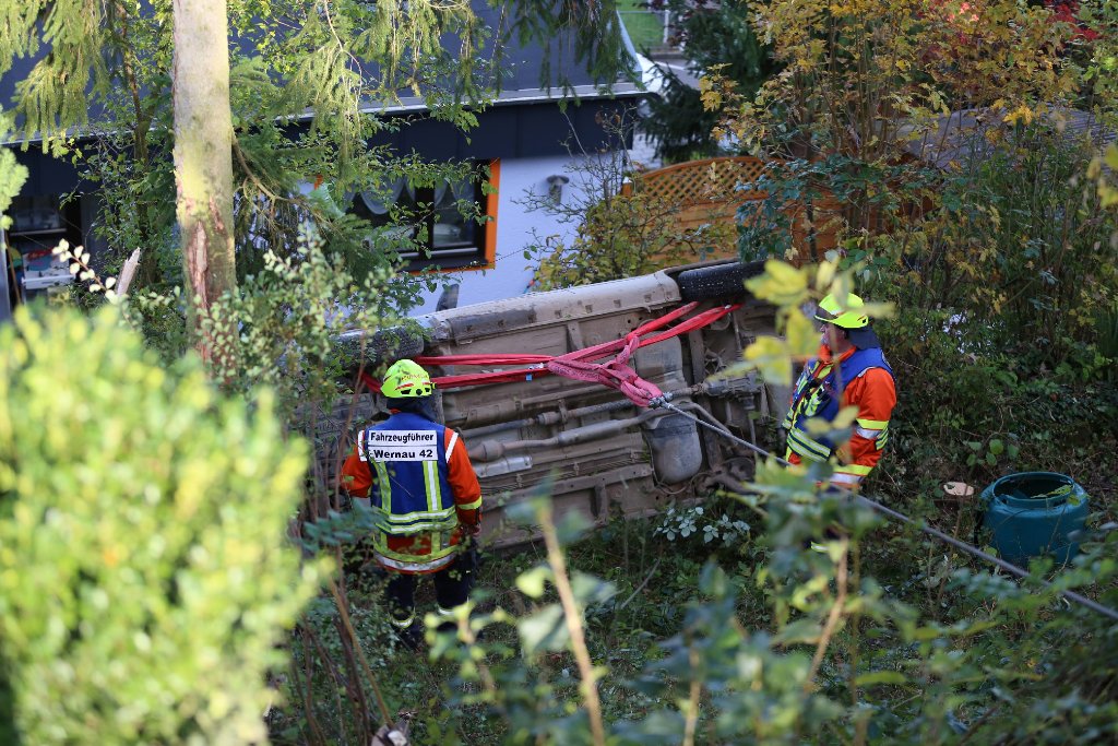Ein Suzuki hat sich am Samstagvormittag in Wernau im Kreis Esslingen selbständig gemacht und ist nach einer 60 Meter langen Irrfahrt in einem Garten gelandet.
