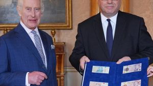 König Charles III. mit dem Gouverneur der Bank of England, Andrew Bailey, und den neuen Banknoten. Foto: getty/YUI MOK / POOL/AFP