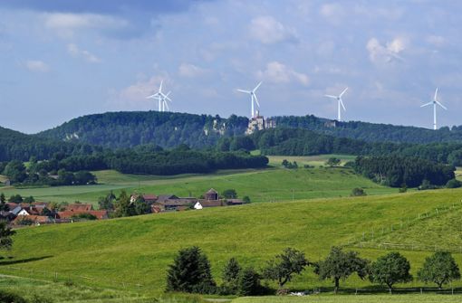 Die Windräder hinter dem Schloss Lichtenstein – im Bild eine Visualisierung der Windkraftgegner – sind vor allem aus Gründen des Denkmalschutzes nicht genehmigt worden. Foto: Gegenwind Engstingen