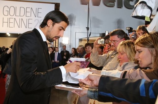 Sami Khedira gab beim Medienpreis Goldene Henne geduldig Autogramme. Foto: dpa