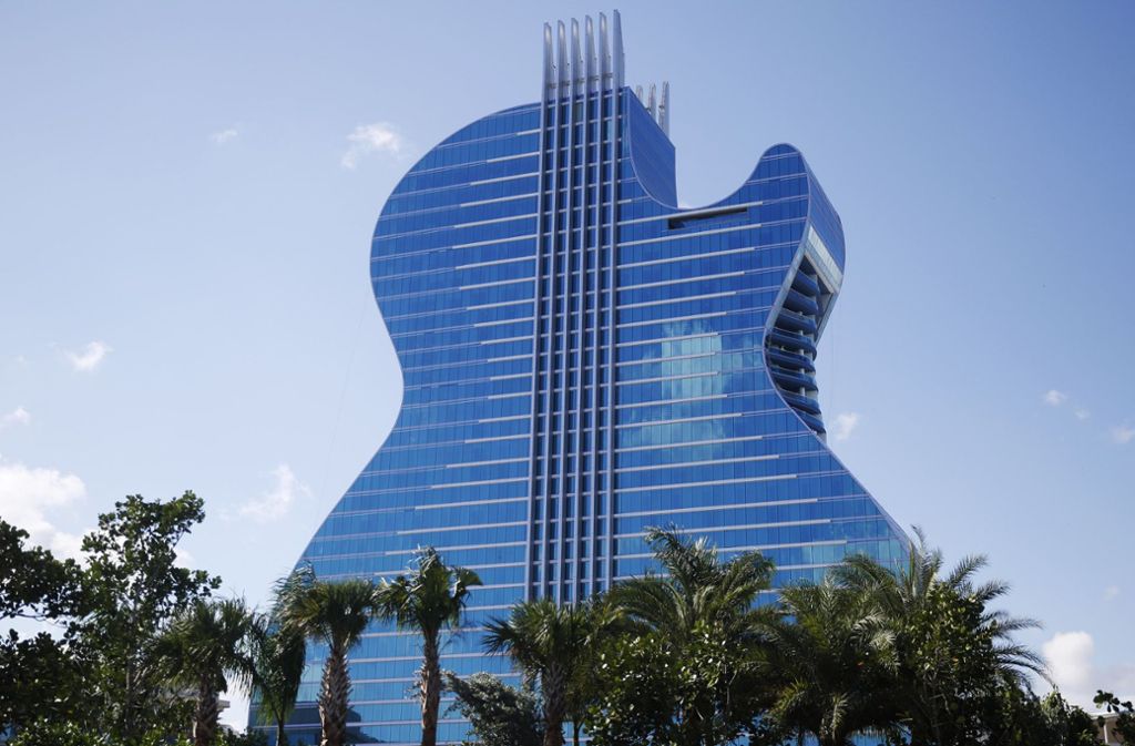 Passend zur rockigen Marke hat das 137 Meter hohe Hotel die Form einer Gitarre.