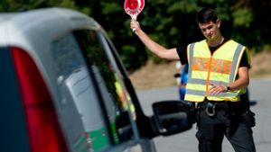 Die Polizei in Bayern verstärkt ihre Kontrollen, nach den in Österreich in einem Lkw gefundenen toten Flüchtlingen. Foto: dpa