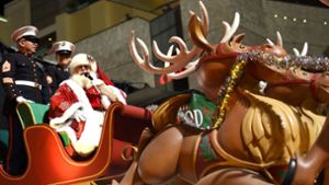 Der Mann des Abends: Santa Claus bei der Hollywood Christmas Parade. Foto: AFP