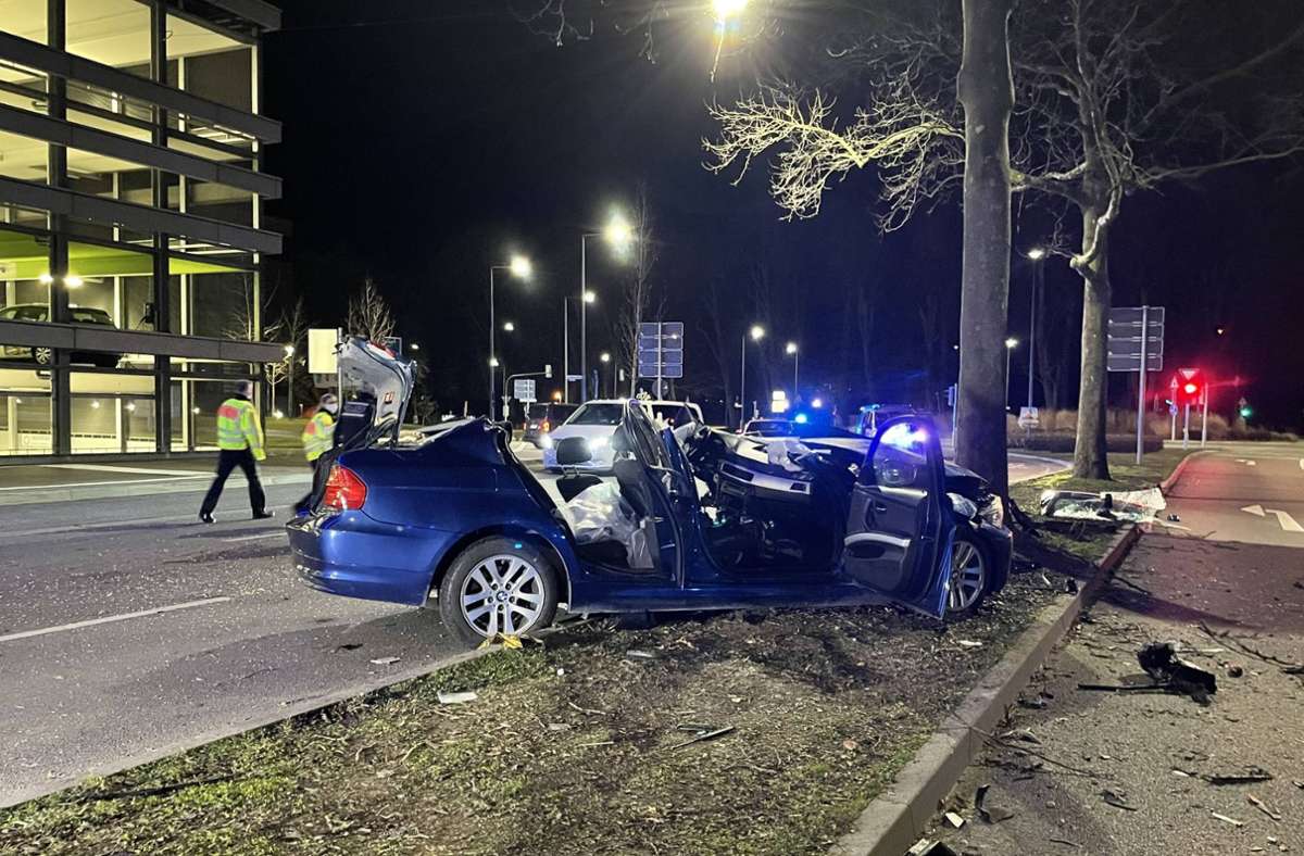 Ein 37-Jähriger ist mit seinem Fahrzeug in Heilbronn gegen einen Baum geprallt.