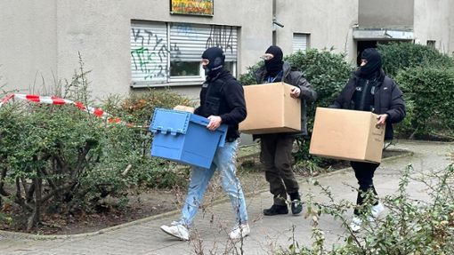 Nach der Festnahme von Daniela Klette setzt die Berliner Polizei ihren Einsatz in der Wohnung der früheren RAF-Terroristin fort. Foto: Paul Zinken/dpa