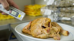Ein Lebensmittelkontrolleur überprüft bei einer Kontrolle die Temperatur eines Hähnchens: Besonders gravierende Verstöße sollen seit Ende Oktober im Land veröffentlicht werden Foto: dpa