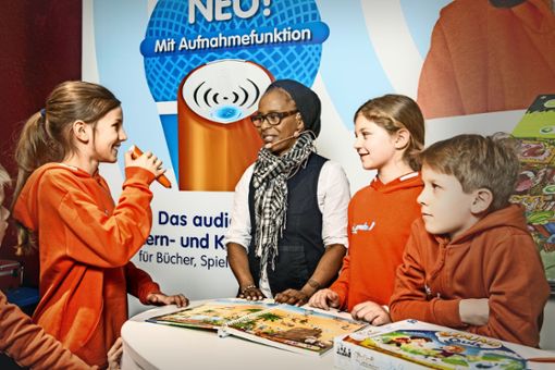 Kinder präsentieren auf der Neuheitenschau der Spielwarenmesse in Nürnberg die Innovationen von Ravensburger.  Foto: Erol Gurian