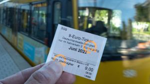 Diese Monatsfahrkarte für 9 Euro können sich Bus- und Bahnkunden bald als Erinnerung einrahmen. 2023 wird die Fahrt deutlich teurer. Foto: Lichtgut/Leif Piechowski/Leif Piechowski