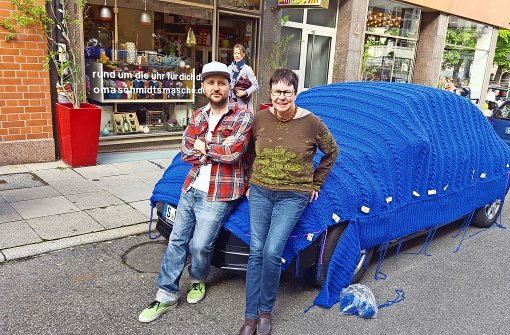 Manfred Schmidt lehnt mit  der „Strick-Oma“ Lucie Steier am bemützten VW-Beetle. Foto: Kathrin Wesely