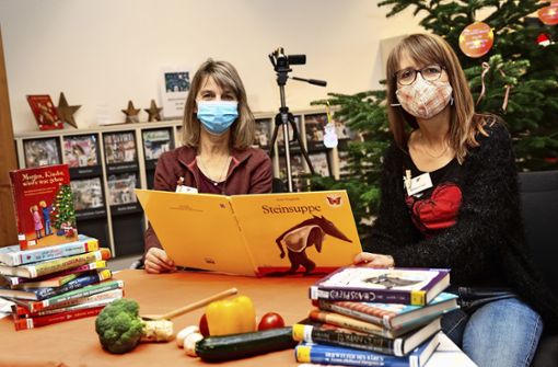 Ulrike Weitz (links) und Barbara Lach lesen vor der Kamera. Foto: Ines Rudel