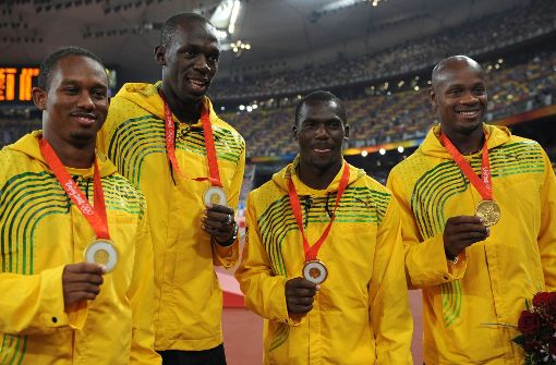 Die jamaikanische Sprinterstaffel mit Michael Frater, Asafa Powell, Nesta Carter und Usain Bolt (von links) mit ihren Medaillen im August 2008. Foto: AFP