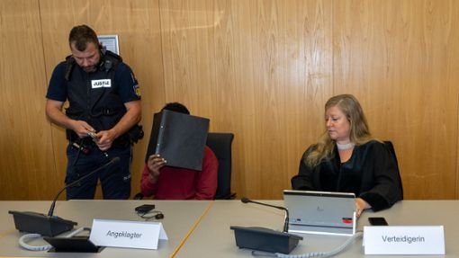 Der Angeklagte verbirgt im Verhandlungssaal des Landgerichts im Juli sein Gesicht. Foto: dpa/Stefan Puchner