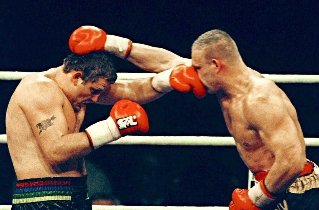 1995 boxt Axel Schulz (rechts) gegen Frans Botha aus Südafrika.