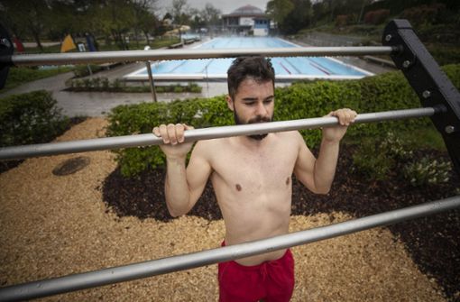 Ulas Kuzu ist Sportstudent, er arbeitet als Rettungsschwimmer und testet das neue     Fitnessgerät im Wunnebad. Foto: Gottfried Stoppel