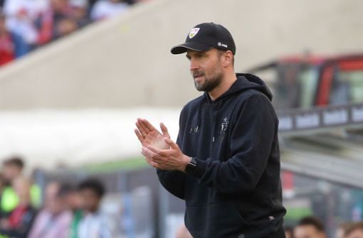 Mit seinen Gedanken voll beim Berlin-Spiel: VfB-Trainer Sebastian Hoeneß. Foto: Pressefoto Baumann/Hansjürgen Britsch
