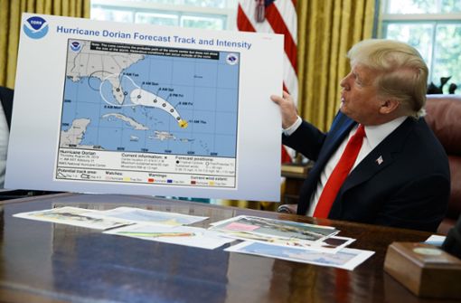 Trump mit der manipulierten Karte. Foto: AP