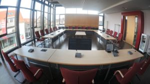 Im Sitzungssaal in Erdmannhausen haben schon viele Gemeinderäte Platz genommen. Am 9. Juni wird das Gremium wieder ein neues Gesicht bekommen. Foto: Werner Kuhnle