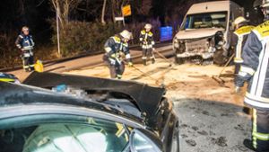 Aus bislang ungeklärter Ursache krachte ein Transporter in Kirchheim in den Gegenverkehr. Foto: SDMG