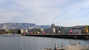 Aus der Silhouette der Stadt Genf, vom gleichnamigen See aus gesehen, ragen die Türme der Kathedrale Saint-Pierre markant heraus. Foto: Susanne Hamann
