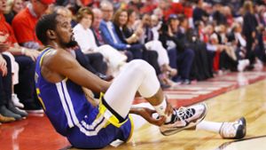 In den Playoff-Finalspielen gegen Toronto verletzte sich Kevin Durant, der damals noch für die Golden State Warriors spielte. Foto: AFP/GREGORY SHAMUS