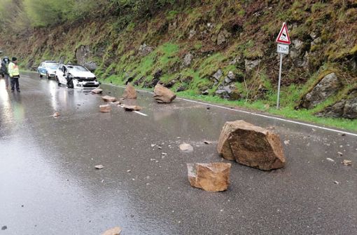 Zwei Autos wurden bei dem Felssturz beschädigt, eine 27-Jährige leicht verletzt. Foto: Polizeipräsidium Freiburg